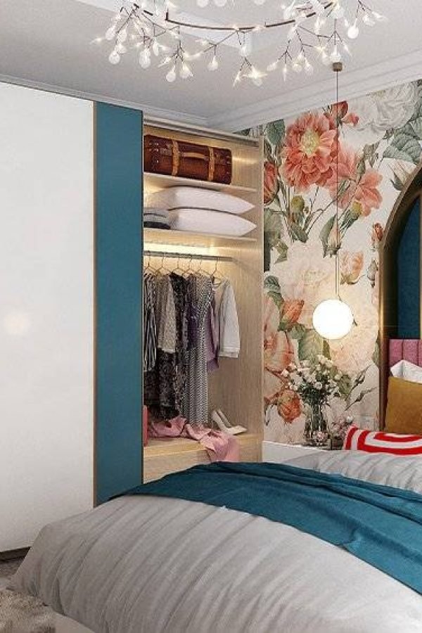 metallic-finish-moulding-wall